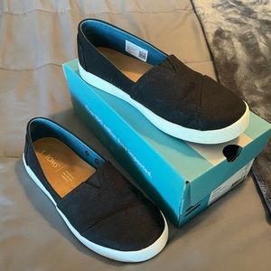 Toms Avalon slip on Sneakers! Size 7 - lightly worn.